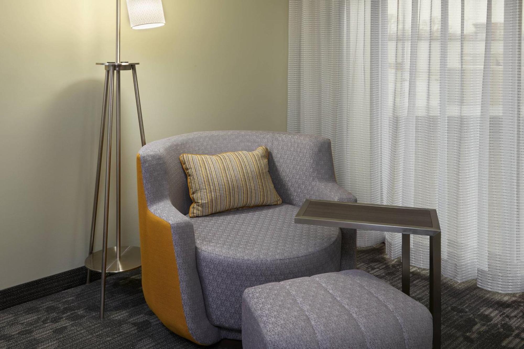 Courtyard By Marriott Oshawa Hotel Buitenkant foto