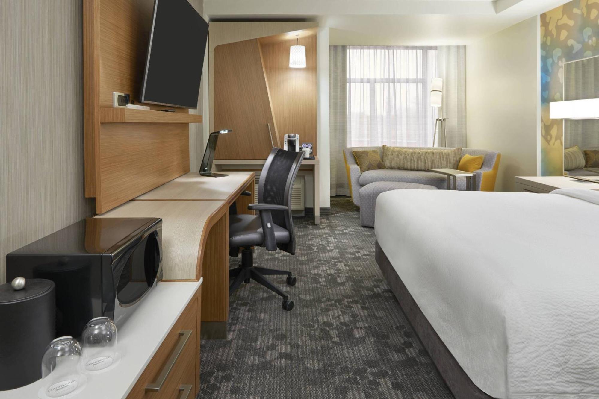 Courtyard By Marriott Oshawa Hotel Buitenkant foto