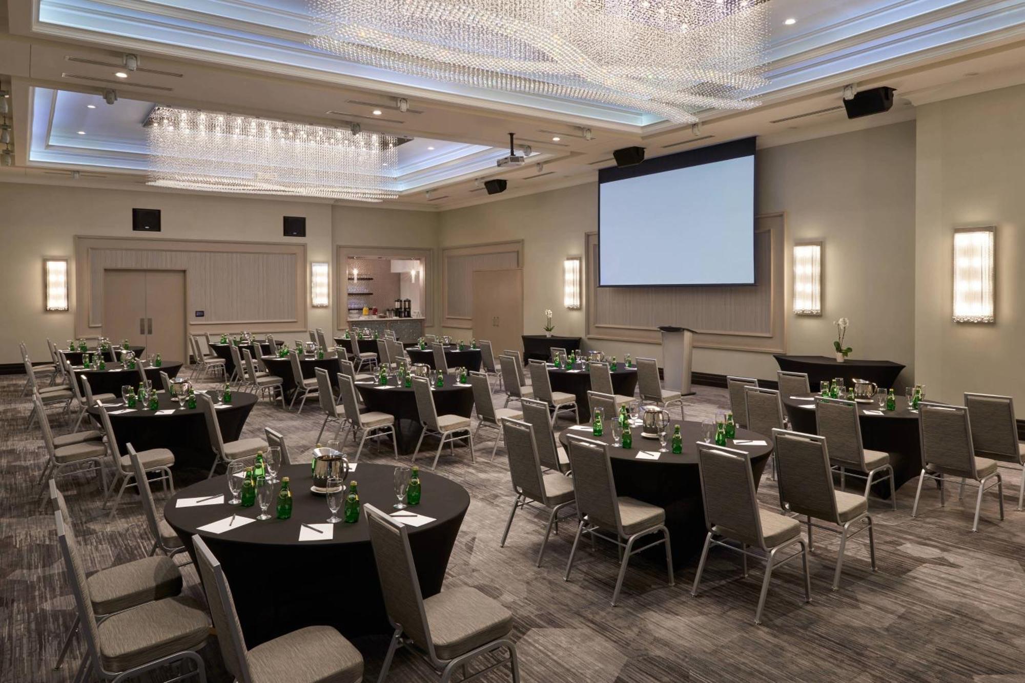 Courtyard By Marriott Oshawa Hotel Buitenkant foto