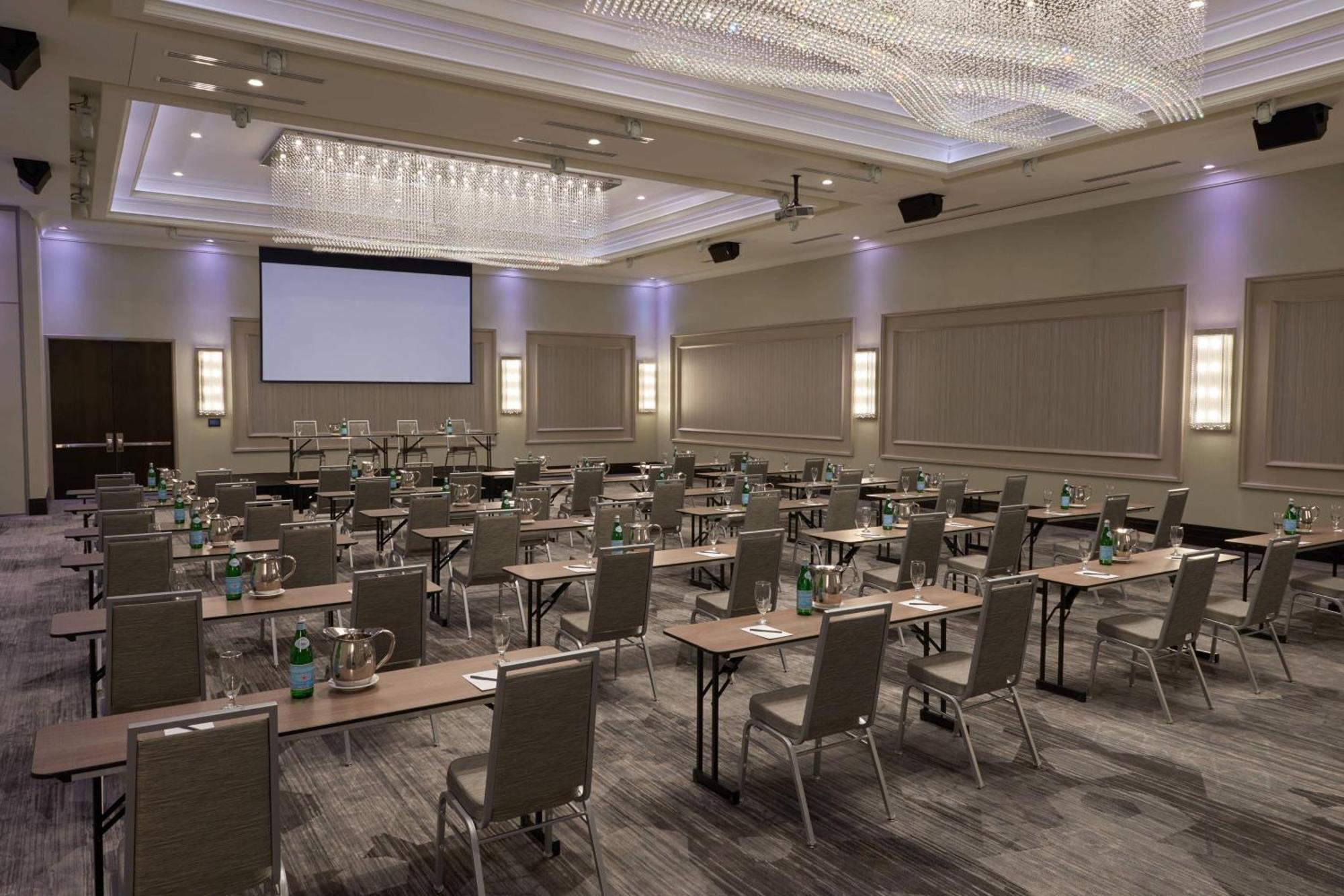 Courtyard By Marriott Oshawa Hotel Buitenkant foto